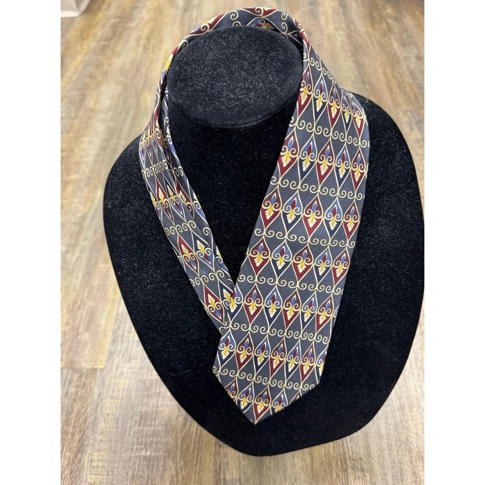 Van Heusen 417 Mens‎ Silk Necktie Navy Blue Burgundy Geometric Teardrop Pattern